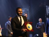 تامر حسنى يحكى قصة دخوله الفن ويغنى بوزارة الرياضة 