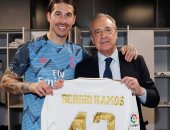 قائد ريال مدريد سيرجيو راموس يحتفل بـ"الكلاسيكو" رقم 43 مع بيريز