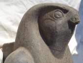 الآثار تعلن كشف جزء من تمثال ضخم للإله حورس فى معبد "ملايين السنين" بالأقصر