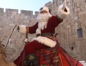 فيديو.. بابا نويل يوزع أشجار الكريسماس على سكان القدس