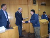 فيديو.. محافظ المنيا يسلم 68 عقدا لشباب الخريجين لعمل مشاريع صغيرة