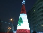 إعادة إضاءة شجرة عيد الميلاد بطرابلس بعد حرقها فى احتجاجات لبنان.. فيديو