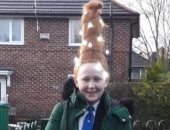 احتفالا بالكريسماس.. فتاة بريطانية تُنير شعرها بشجرة عيد الميلاد داخل المدرسة