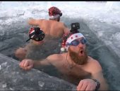 غواصون روس يحتفلون بشجرة عيد الميلاد تحت مياه أعمق بحيرة فى العالم.. فيديو