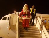 سائح بلجيكى يصل مرسى علم مرتديا ملابس بابا نويل لقضاء الكريسماس
