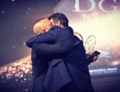 مشاعر صادقة وأحضان تجمع أحمد السقا وكريم عبد العزيز فى تكريم دير جيست