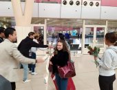 "مصر أمان".. مطار شرم الشيخ يستقبل أولى رحلات الشارتر من فرنسا بعد سنوات من التوقف.. توزيع ورود وهدايا تذكارية ونشرات سياحية باللغة الفرنسية على السائحين.. ومحافظ جنوب سيناء: نهتم بالمظاهر الجمالية فى المدينة