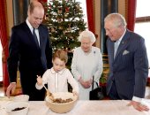 ملكة بريطانيا تعد حلوى عيد الميلاد بعد عام صعب