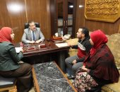 صور.. محافظ المنوفية يفحص طلبات المواطنين.. تعرف عليهم