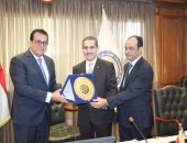وزير التعليم العالى يكرم محافظ الغربية لفوز جامعة قناة السويس بالمركز الأول فى تطوير العشوائيات