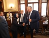 أول يوم عمل لوزير الزراعة ونائبه.. الوزير داعب أقدم عامل أسانسير بسؤاله:"أنا الوزير رقم كام؟" فرد: "رقم 15".. السيد القصير: لا أحب الجلوس بالمكتب.. وأسعى لزيارة كافة مواقع الإنتاج.. وخدمة الفلاح مهمتنا الأساسية