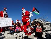 فلسطينيون بزى بابا نويل فوق أنقاض منازل هدمها الإحتلال الإسرائيلى 
