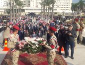 صور.. محافظ بورسعيد يضع إكليل الزهور على النصب التذكارى فى عيد النصر