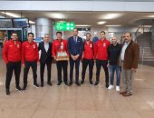 فراعنة الاسكواش يصلون مطار القاهرة مع درع بطولة العالم.. صور