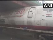 حشر شاحنة تنقل طائرة هندية قديمة موقفة عن العمل تحت كوبرى..فيديو وصور 