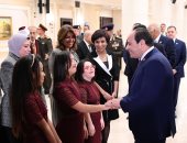 صور.. الرئيس السيسي يتفقد معرض القافلة الطبية للكشف على ذوى الإعاقة