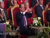 شاهد.. الرئيس السيسى يتفاعل مع ذوى القدرات الخاصة ويرفع يده على شكل قلب لهم
