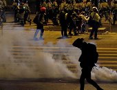 شرطة هونج كونج تطلق الغاز المسيل للدموع لتفريق المحتجين 