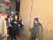 فيديو وصور.. محافظ أسيوط يتفقد 4 منازل بأبنوب تعرضت للتصدع ويوجه بإخلائها