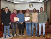 صور.. محافظ مطروح يكرم 3 مواطنين شاركوا فى إنقاذ 3 أشخاص من الغرق