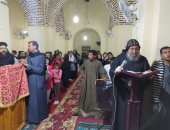 صور.. أسقفا إسنا وأرمنت يقودان احتفالات الأقباط بعيد استشهاد الأنبا أمونيوس بالأقصر