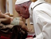 بابا الفاتيكان يدافع عن المهاجرين ويدعو للسلام فى رسالة عيد الميلاد
