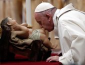 صور .. بابا الفاتيكان يقبل تمثالًا للطفل يسوع فى قداس أعياد الميلاد