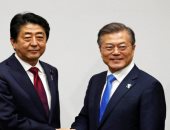 زعيما كوريا الجنوبية واليابان يجتمعان لأول مرة منذ شهور مع استمرار التوتر