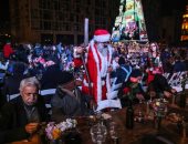 ثورة بنكهة الكريسماس.. حفل عشاء فى ساحة الشهداء بلبنان بملابس سانتا كلوز
