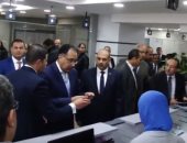 فيديو.. جولة تفقدية لرئيس الوزراء بهيئة الاستثمار فى أولى زيارته لها