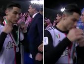 كريسيتانو رونالدو يثير الجدل بعد خلع ميدالية يوفنتوس "الفضية".. فيديو