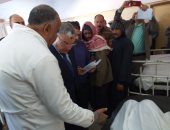 صور.. مصرع 6 أشخاص وإصابة 16 فى انقلاب سيارة بالصحراوى الغربى بديرمواس