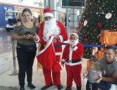 "بابا نويل" يستقبل سياح مطار الغردقة الدولي بالهدايا التذكارية.. صور 