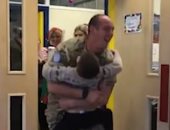 فيديو.. لحظة مؤثرة لجندى بريطانى يفاجئ ابنه بالعودة فى عيد الميلاد