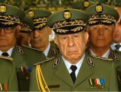 فيديو.. قائد الأركان  الجزائرى يلقى نظرة الوداع على جثمان"قايد صالح"