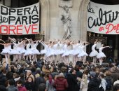فرنسيون يعبرون عن رفضهم قرار "ماكرون" لاصلاح نظام التقاعد برقص الباليه.. فيديو