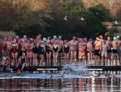 عشرات البريطانيين يشاركون بالسباحة فى سباق كأس بيتر بان صباح عيد الميلاد