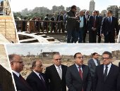 رئيس الوزراء يتفقد أعمال تطوير سور مجرى العيون وعين الصيرة.. مدبولى: نبدأ اليوم تطوير مناطق كانت تصنف ضمن المناطق غير الآمنة.. وتسكين قاطنيها فى وحدات حضارية.. والإزالة الفورية لكل مبنى بجوار أثر