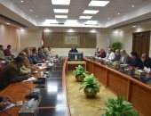 محافظ مطروح يتابع خطط وتنفيذ رصف الطرق بالخطة الاستثمارية