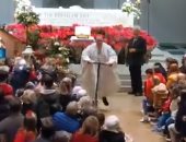 كاهن إيرلندى يقود سكوتر داخل الكنيسة احتفالا بأعياد الميلاد.. فيديو