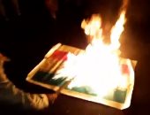 متظاهرون عراقيون يحرقون علم إيران فى تجمع بساحة التحرير ببغداد ..فيديو