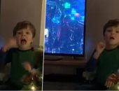 طفل بريطانى يترجم فيلما لوالديه الصم مستخدما لغة الإشارة .. فيديو