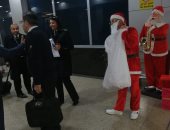 "بابا نويل" يستقبل السياح بالشيكولاتة والهدايا فى مطار القاهرة.. صور 