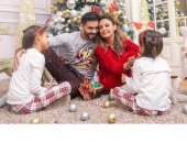 بشجرة كريسماس ولبس بابا نويل.. خالد سليم يحتفل مع زوجته وبناته برأس السنة