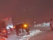 فيديو.. عاصفة ثلجية قوية تجتاح ولاية كاليفورنيا وإغلاق الطرق