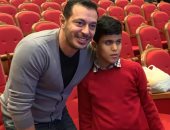 ضحك ولعب وحب.. كواليس مصطفى شعبان مع ذوى القدرات الخاصة قبل لقاء الرئيس.. فيديو