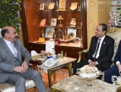محافظ أسوان يستقبل وفد الكنيسة الإنجيلية بمكتبه