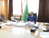 صور.. محافظ الإسماعيلية يستعرض الموقف التنفيذى لسير العمل بالمجمع التعليمي للغات