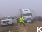 فيديو.. شاحنة تخرج عن مسارها بولاية تكساس ونجاة رجال الأمن من كارثة