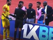 فيديو.. "السحر"؟.. خناقة بسبب "فوطة" بين حارس الزمالك والطفل حامل كرات